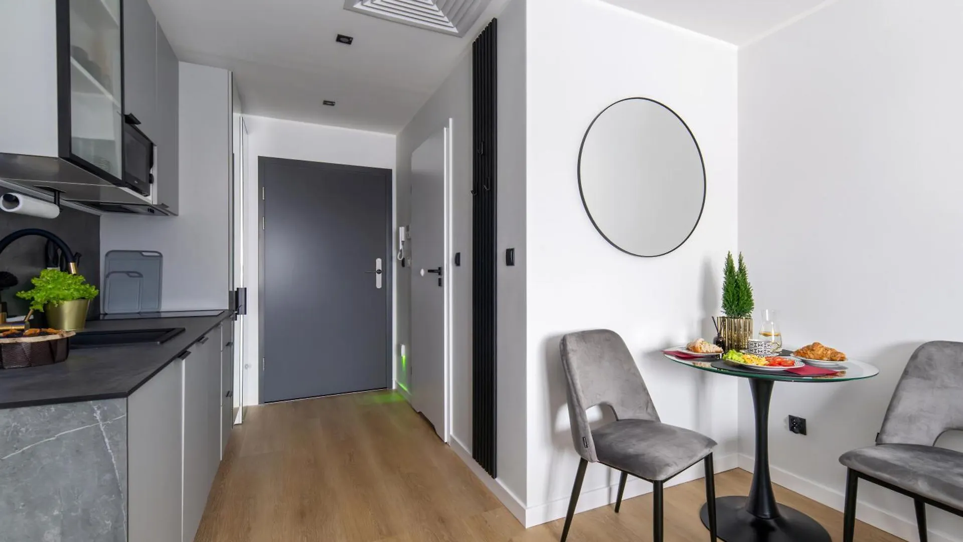 Cityview Room Plac Wolnosci 6 In The Center Of Poznan Old Town 0*,  Poland